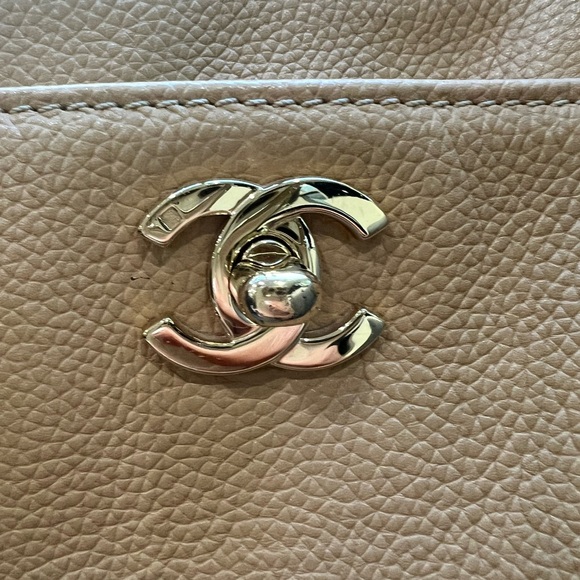CHANEL 24k Gold Executive Tote Bag Beige - Picture 4 of 17